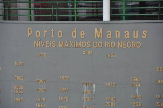 A placa com dados anuais da cheia máxima do Rio Negro durante o último século em Manaus - AM. A cheia máxima foi em 2009!